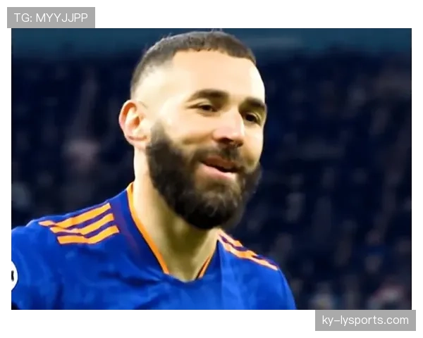 本泽马与莱万：战术体系适配性与角色功能差异解析